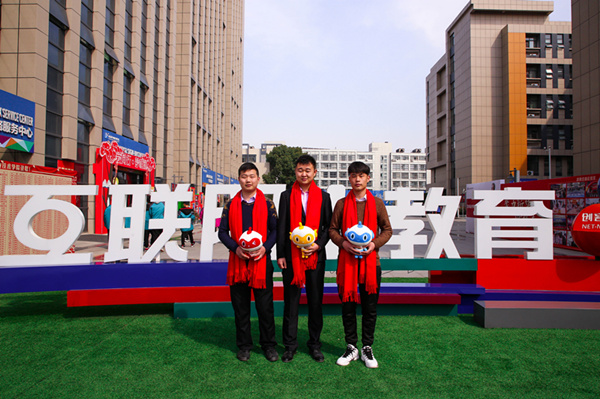 “追夢青春·感恩新華”—杰出校友母校行活動(dòng)順利舉行