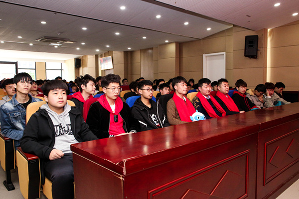 “追夢青春·感恩新華”—杰出校友母校行活動(dòng)順利舉行