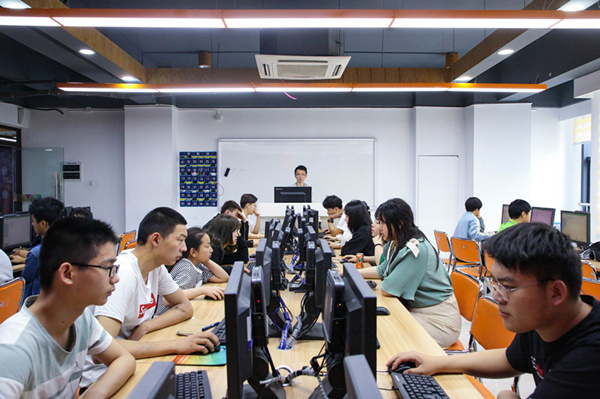 搞互聯(lián)網(wǎng)教育我們是認(rèn)真的，搞互聯(lián)網(wǎng)知識(shí)競(jìng)賽我們也是認(rèn)真的！