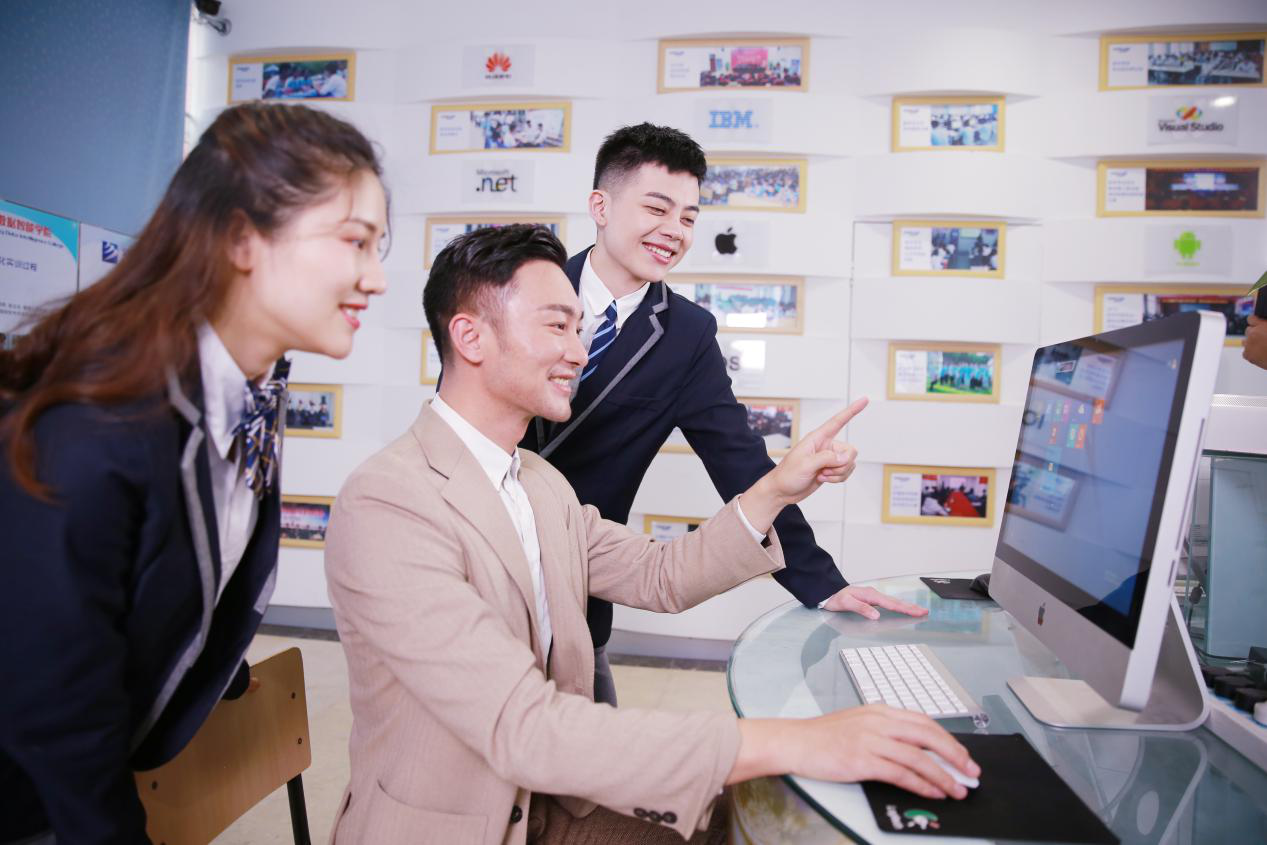 What？聽說新華云課堂能帶你走出傳統(tǒng)課堂，享受個(gè)性化學(xué)習(xí)！