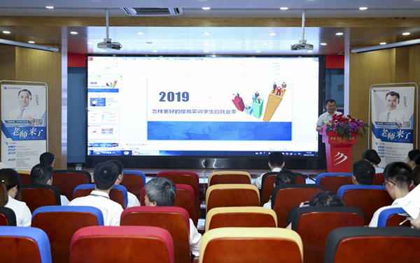 百家名師進校園，助力教改新方向