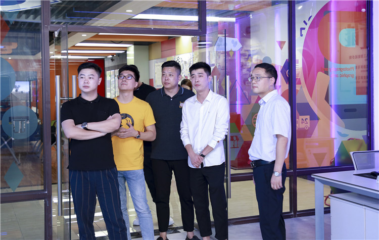 【讓蝴蝶飛過滄海】博聞?dòng)谛氯A，耀眼于藍(lán)天