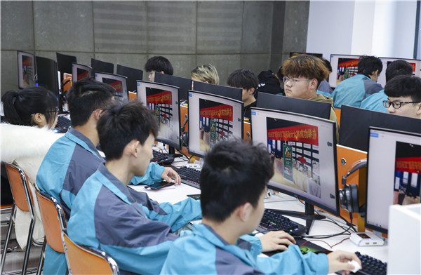 南京新華“感恩有你”平面海報(bào)設(shè)計(jì)大賽圓滿舉行！