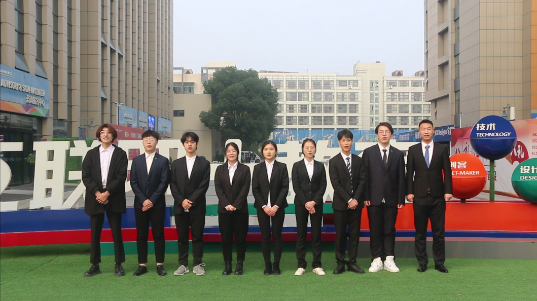 你看！他們代表學校去參加全國互聯(lián)網(wǎng)職業(yè)技能大賽了耶！