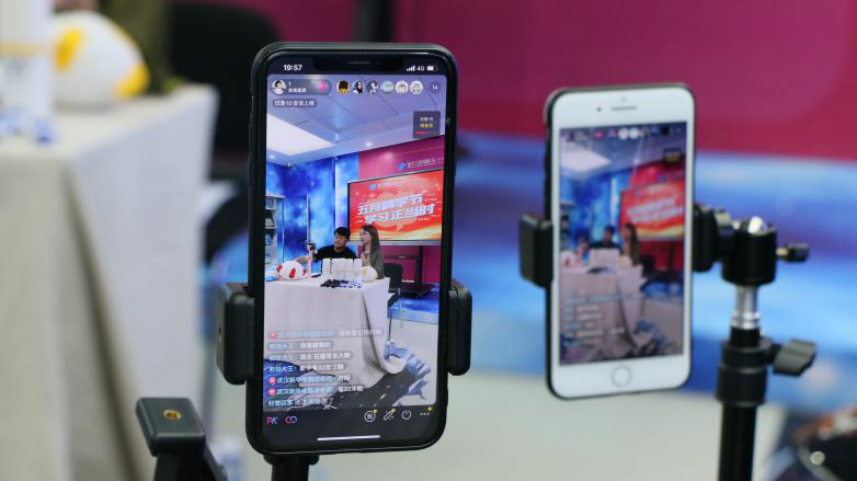 抖音達(dá)人石榴哥化身嗨學(xué)體驗(yàn)官，空降新華引爆直播間