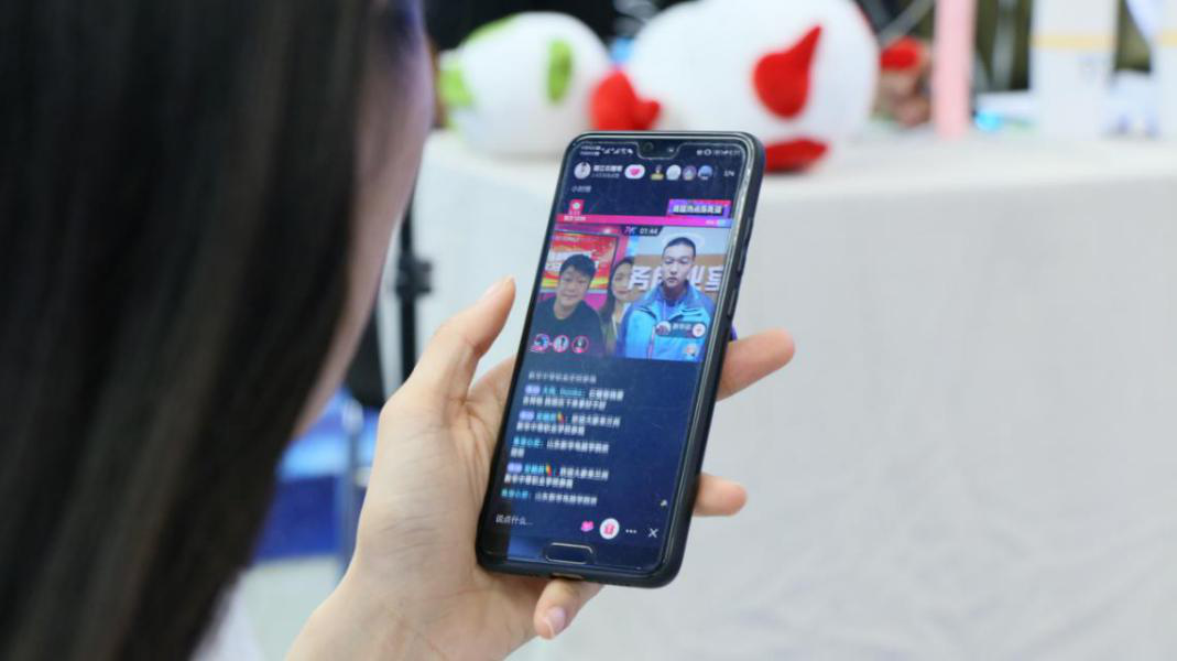 燃爆！麗江石榴哥現(xiàn)場連麥新華電商<a href=http://njxh.cn target=_blank class=infotextkey>專業(yè)</a>學子