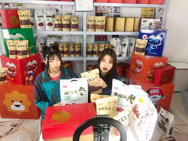 燃爆！麗江石榴哥現(xiàn)場連麥新華電商<a href=http://njxh.cn target=_blank class=infotextkey>專業(yè)</a>學子