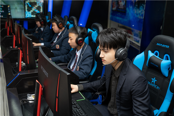 馬可來新華重拾校園生活，青春“競”是精彩！