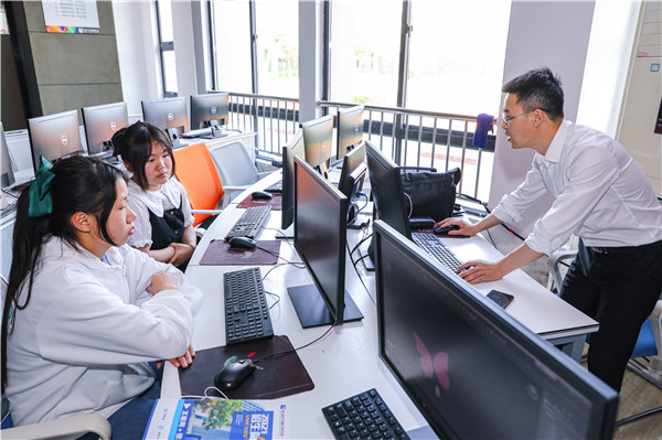 南京新華五一試學(xué)體驗(yàn)周火爆開啟！