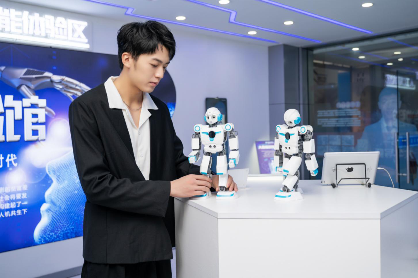 明星帶路|盧東旭探秘校園黑科技，直擊新華硬實力！