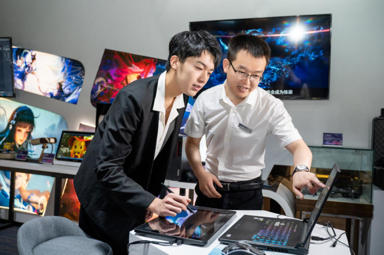 明星帶路|盧東旭探秘校園黑科技，直擊新華硬實力！