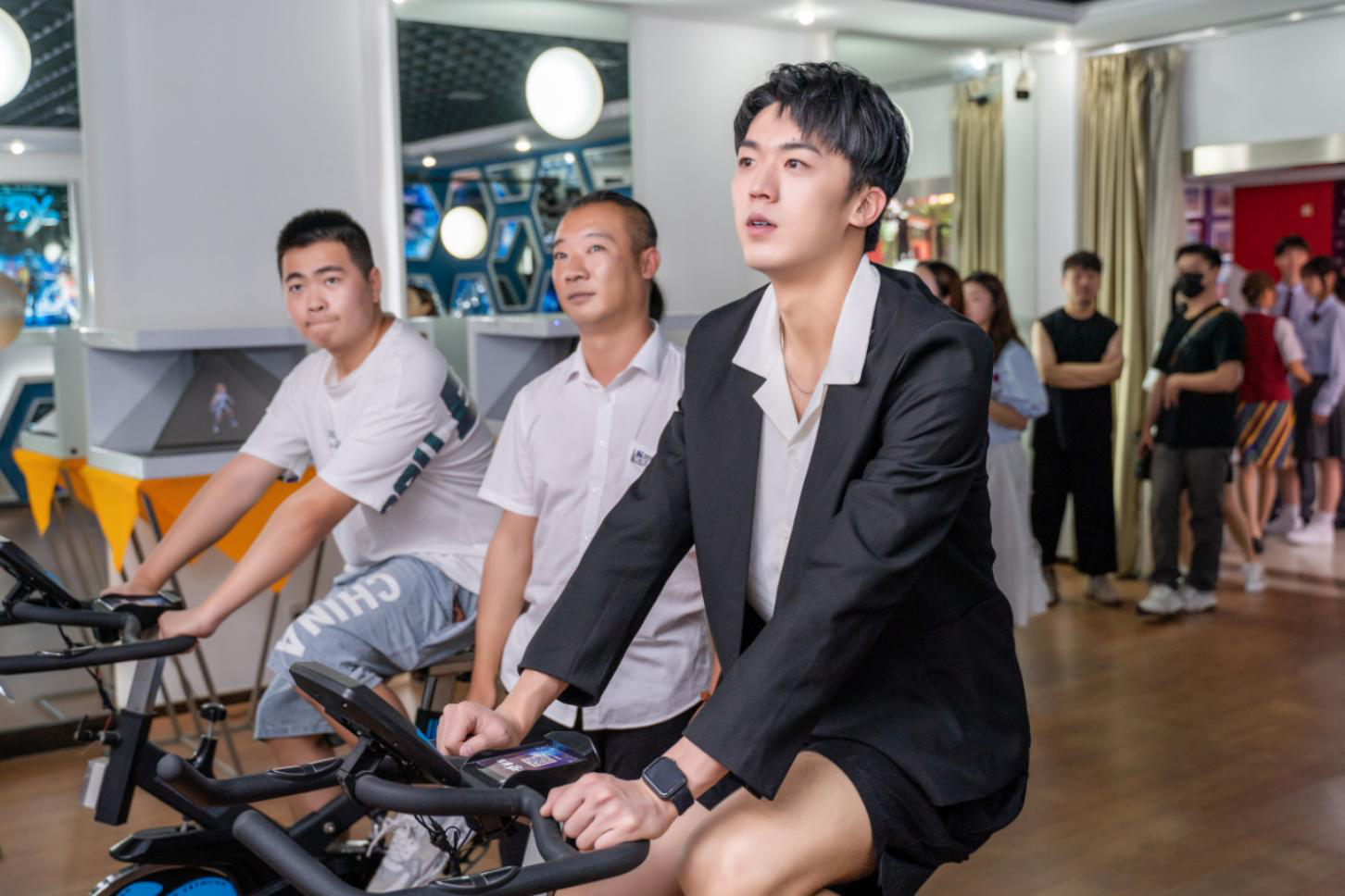 明星帶路|盧東旭探秘校園黑科技，直擊新華硬實力！