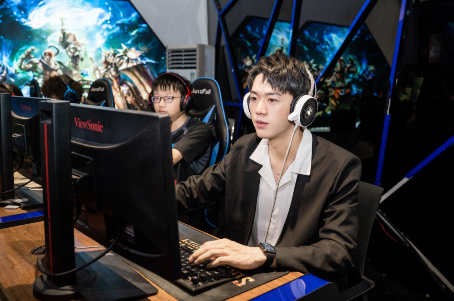 明星帶路|盧東旭探秘校園黑科技，直擊新華硬實力！