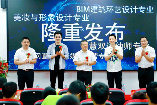 傳遞向上力量！新華電腦學(xué)?！独蠋焷砹恕?月繼續(xù)開講！