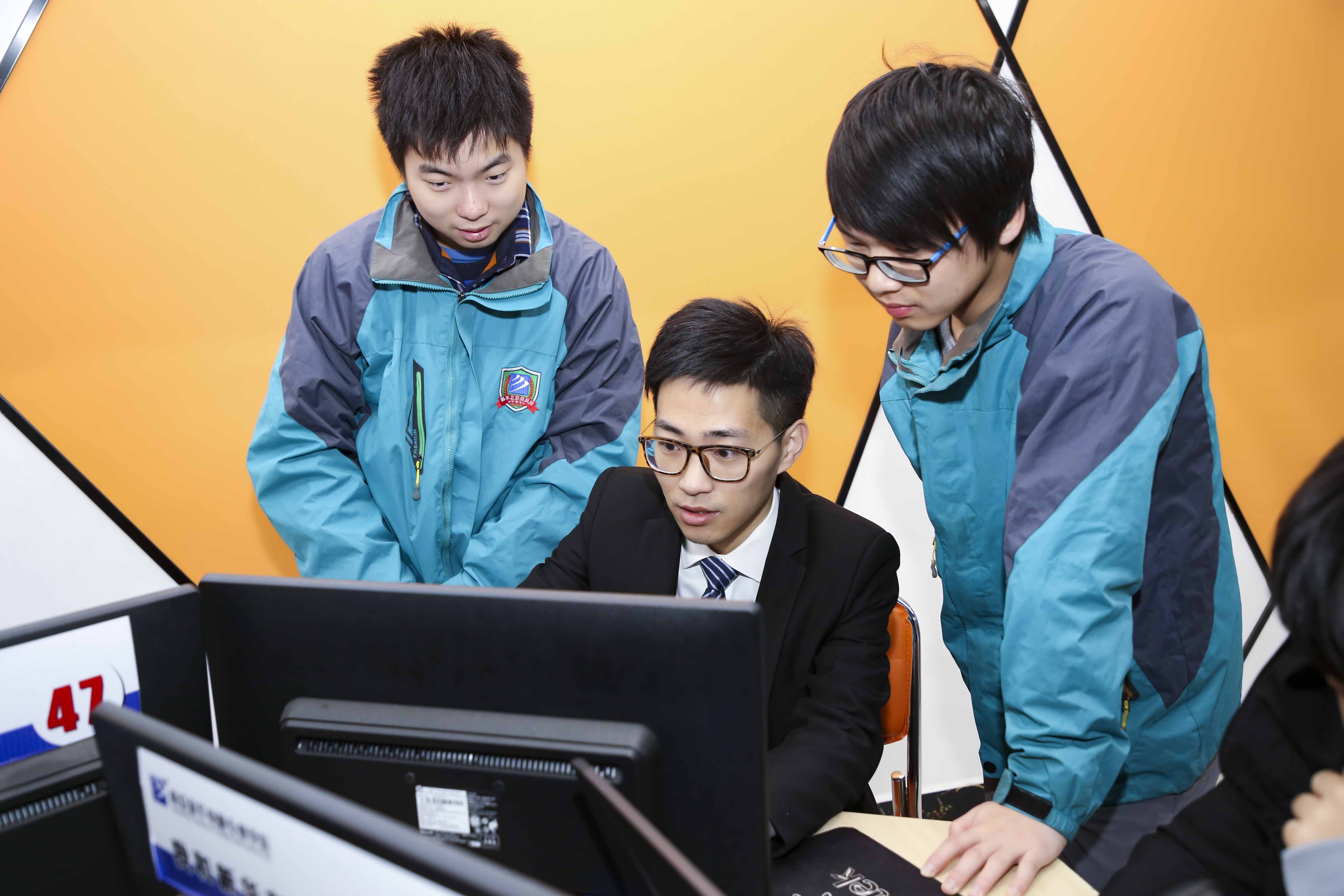 冷鑫老師：教育不在于灌輸，而在于點(diǎn)燃火焰