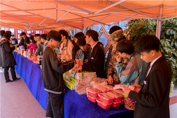 我去，這么多人來新華是干啥？