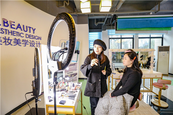 新課堂，迎接新成長(zhǎng)|南新新華美妝新生參觀新教室