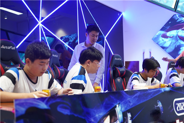 恭喜！我校學(xué)生代表隊榮獲2023 年“迎亞運”新華電腦教育王者榮耀電競對抗賽亞軍