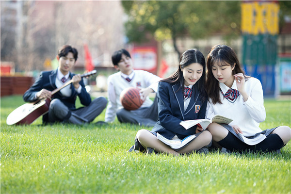 初<a href=http://njxh.cn target=_blank class=infotextkey>高中</a>女生選什么<a href=http://njxh.cn target=_blank class=infotextkey>專業(yè)</a>好？