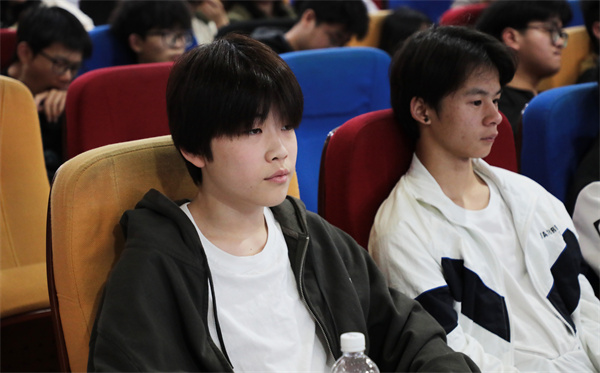 創(chuàng)新引領(lǐng)未來(lái)——智能時(shí)代設(shè)計(jì)師發(fā)展之路講座圓滿(mǎn)舉行