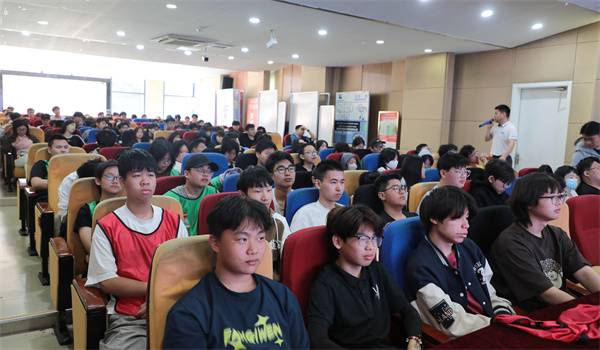 南京新華電腦專修學(xué)校舉辦感恩母親節(jié)教育講座，傳承孝道文化