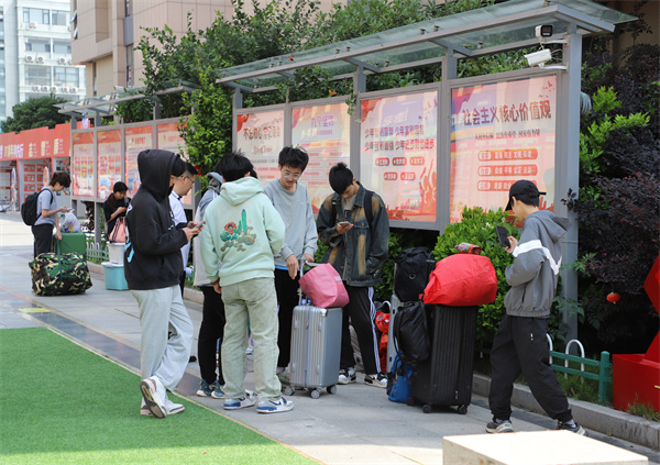 南京新華電腦專修學(xué)校學(xué)生啟程，蘇寧集團(tuán)迎來新一批實(shí)習(xí)生