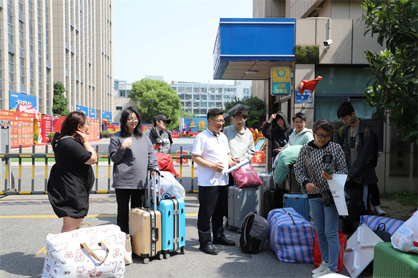 南京新華電腦專修學(xué)校學(xué)生啟程，蘇寧集團(tuán)迎來新一批實(shí)習(xí)生