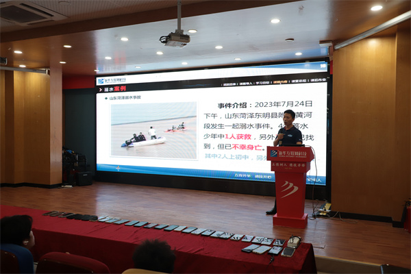 南京新華電腦專修學(xué)校舉辦新生安全教育講座，鄭德剛老師精彩開講