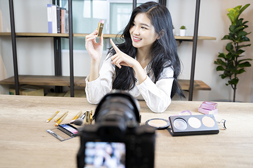 1767855638243172.jpg 花瓣素材_圖像,青年人,顯示器,女性,電視攝像機(jī),亞洲,商務(wù),博客,一個(gè)人,泰國_1646036.jpg