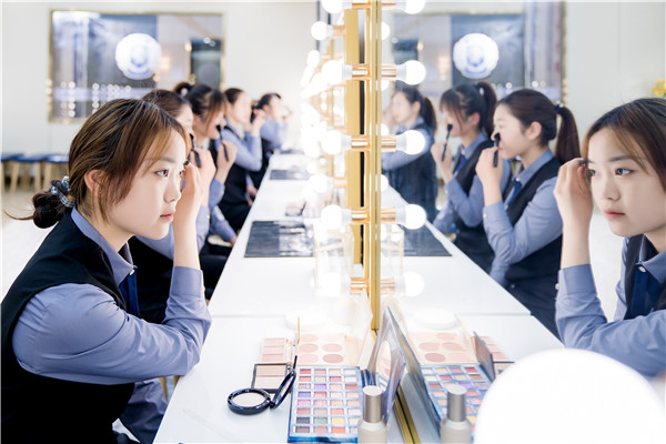 顏值經(jīng)濟(jì)浪潮下，互聯(lián)網(wǎng)+美妝與形象設(shè)計如何重塑行業(yè)格局？