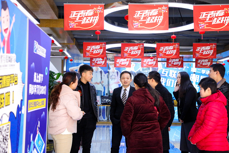 直擊現(xiàn)場！南京新華春季開學(xué)迎來報(bào)名高峰