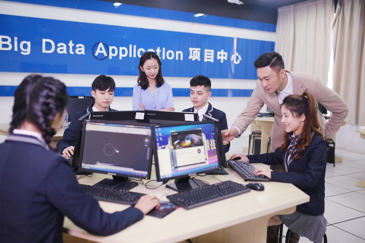 What？聽(tīng)說(shuō)新華云課堂能帶你走出傳統(tǒng)課堂，享受個(gè)性化學(xué)習(xí)！