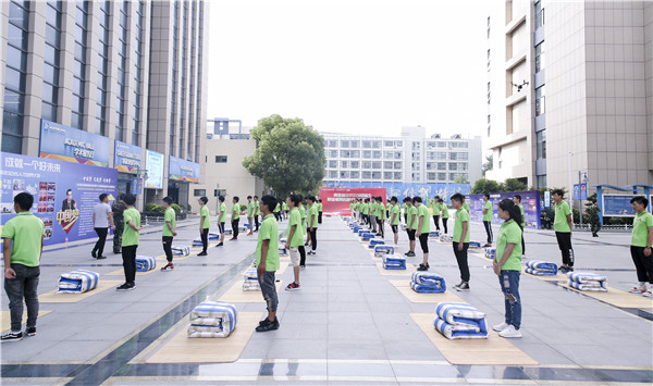 疊軍被大比拼，南京新華電腦專修學(xué)院舉行疊軍被比賽！