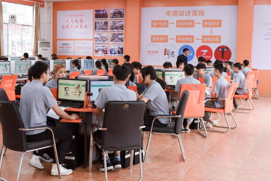 抖音達人連麥央視聚焦新華學(xué)子，看好電商行業(yè)