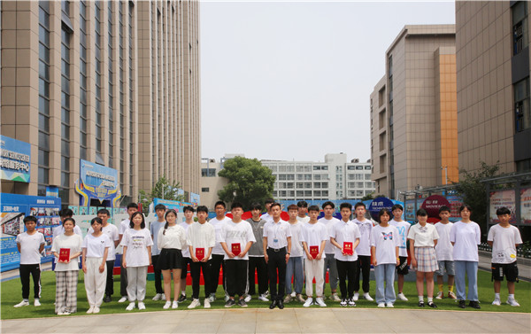 南京新華VR智能家居2102班開班典禮順利舉行！