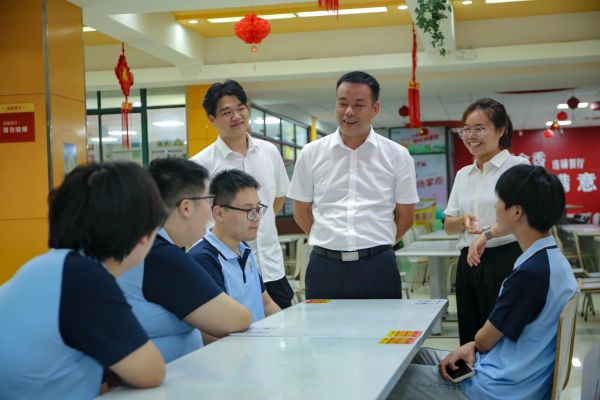 炎炎夏日，心系學(xué)子丨南京新華電腦開(kāi)展2024級(jí)新生慰問(wèn)活動(dòng)