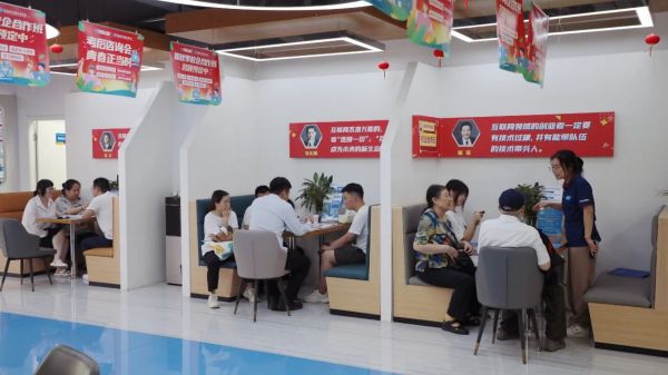 火熱報(bào)名中！直擊南京新華電腦24年秋季班報(bào)名現(xiàn)場(chǎng)